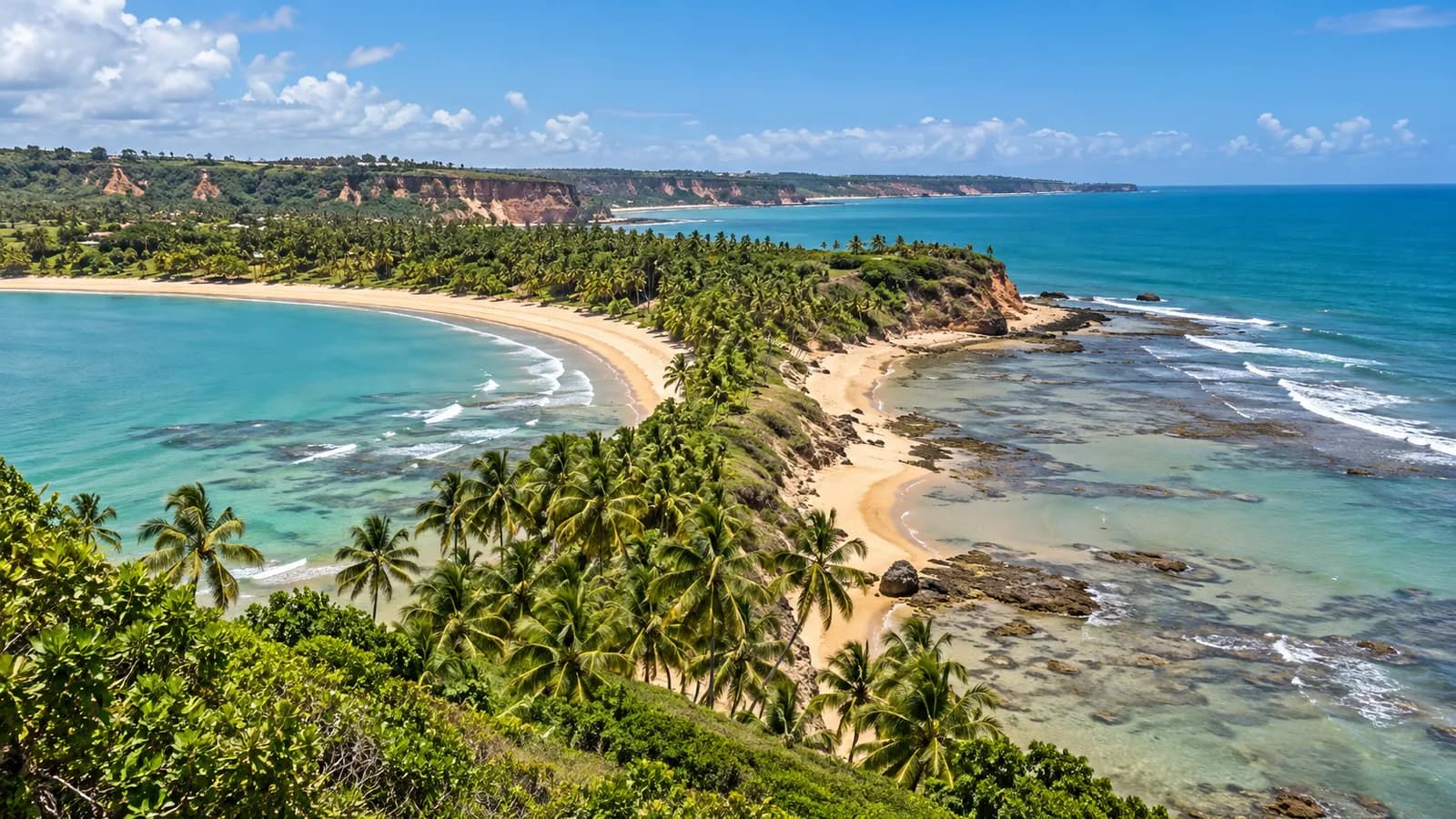 Vista da costa tropical entre Maragogi e Japaratinga