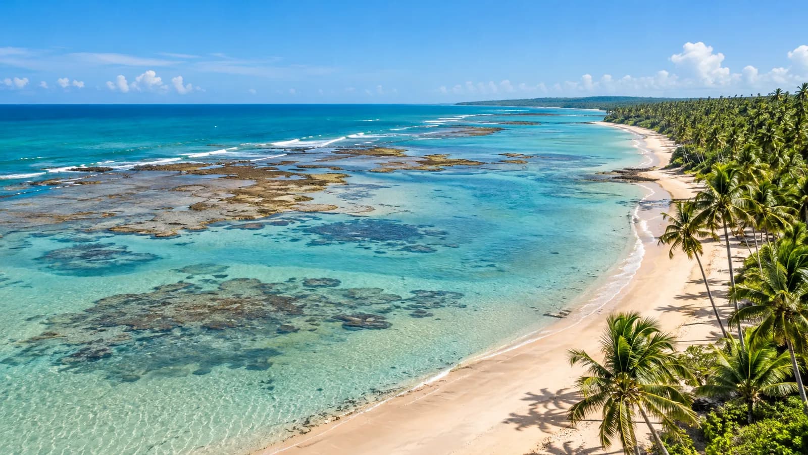 Praia de areia clara e mar azul na costa de Maragogi